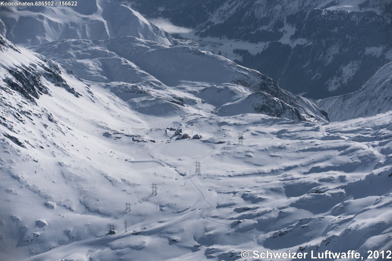 Gotthard Hospiz (Bildmitte), Blickrichtung SW; Siedlung hinten Bildmitte: Nante; Tal gegen den rechten Bildrand: Val Bedretto zum Nufenenpass